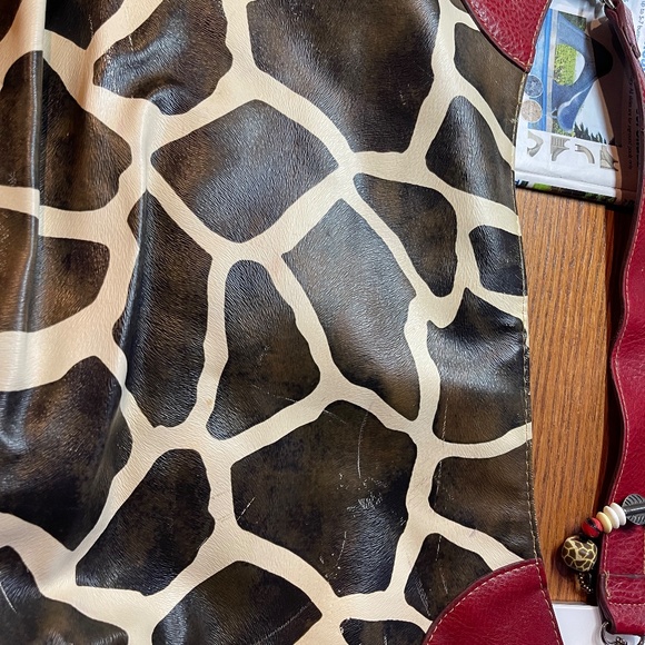 Girafe Print tote with matching cosmetic case - Picture 13 of 13